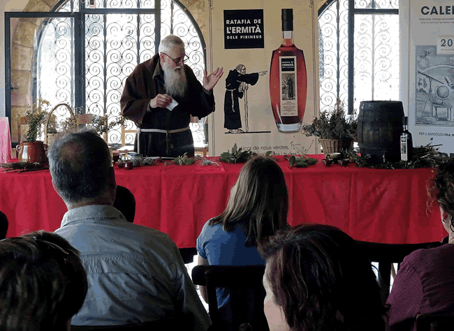 Fra-ValentC3AD-assenyalant-la-ratafia-2